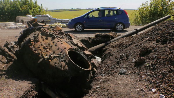 Башенка с пушкой от танка украинской армии на месте разрушенного украинского КПП около Оленевки
