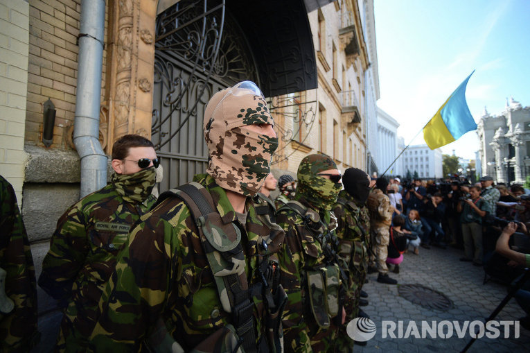 Бойцы Азова, Айдара, Днепра и Донбасса провели пикет у АП в Киеве