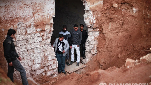 Жители города в подземном бункере военной базы в Ливии, разрушенной в результате ракетного обстрела