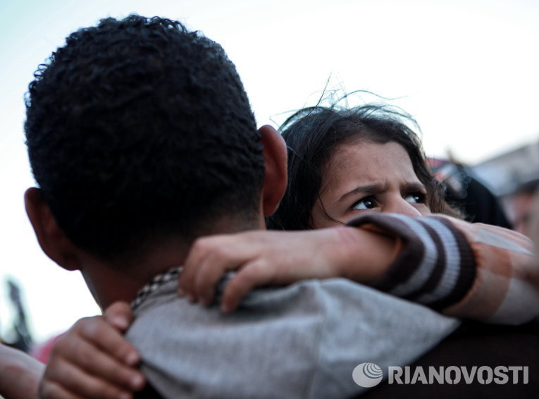 Погрузка беженцев на греческий корабль в порту Бенгази