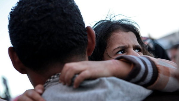 Погрузка беженцев на греческий корабль в порту Бенгази
