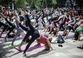 Участники акции протеста занимаются гимнастикой в парке Гези в Стамбуле