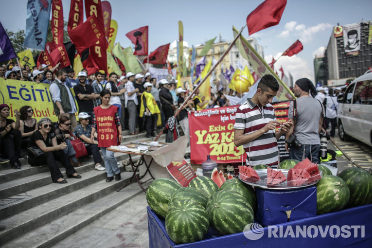 Участники акции протеста на площади Таксим в Стамбуле