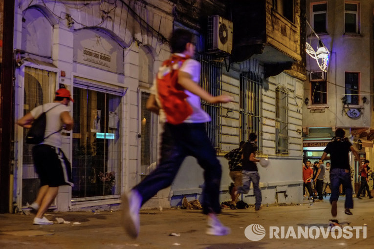 Демонстранты бегут от полиции при разгоне протестов в Стамбуле