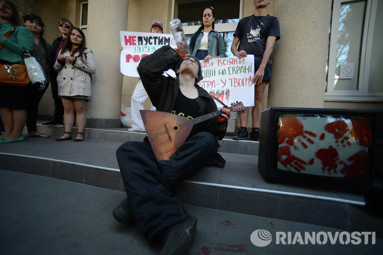 Театрализованная акция в Киеве против российского кино