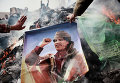 Житель Бенгази сжигает портрет Муаммара Каддафи. Архивное фото