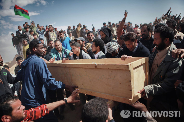 Похороны жертв атаки наемников Каддафи в городе Аждабия