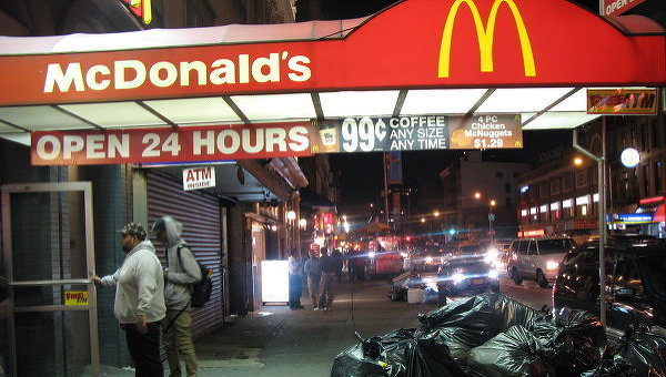 Ресторан McDonalds в Чайна-тауне на Манхэттене. Архивное фото