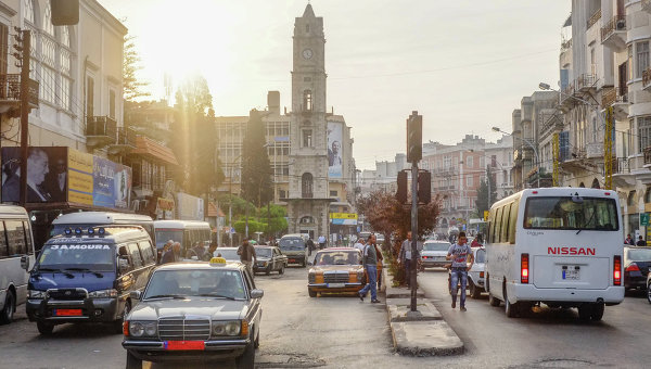 Автомобильное движение на одной из улиц Триполи в Ливане