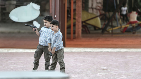 Мальчики с пистолетами играют в войну в Латакии