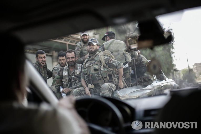 Солдаты в пикапе в сирийском городе Гута