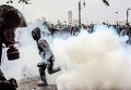 Столкновения участников акций протеста с полицией возле площади Тахрир в Каире