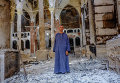 Копт в одной из сожженных и разрушенных коптских церквей в провинции Минья. Десятки храмов были сожжены и разрушены во время беспорядков в Египте