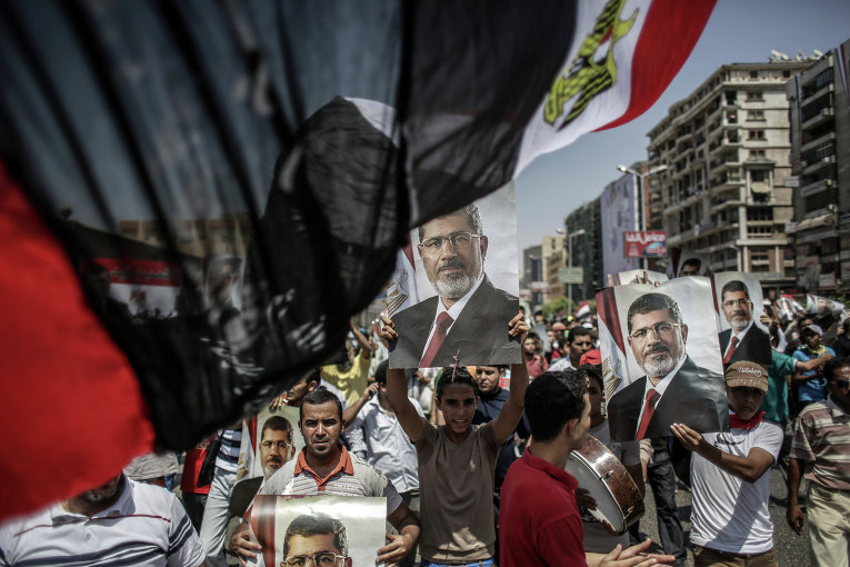 Сторонники свергнутого президента Египта Мухаммеда Мурси в палаточном лагере у мечети Рабиа Аддавия в Каире