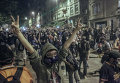 Протестующие строят баррикады во время столкновения с сотрудниками полиции в районе Бешикташ возле площади Таксим в Стамбуле