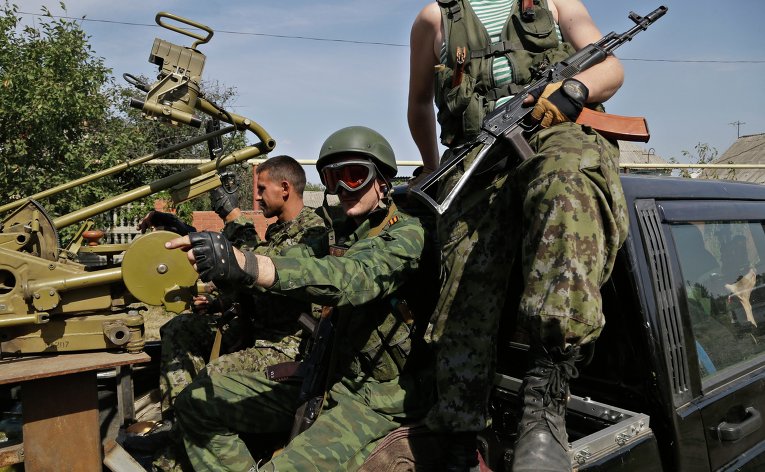 Вооруженные ополченцы в Донецке