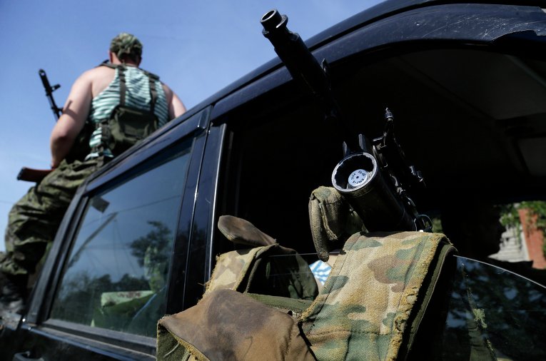 Вооруженные ополченцы в машине в Донецке