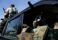 Вооруженные ополченцы в машине в Донецке