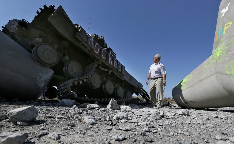 Разбитый танк украинской армии на шоссе, соединяющем Мариуполь и Новоазовск