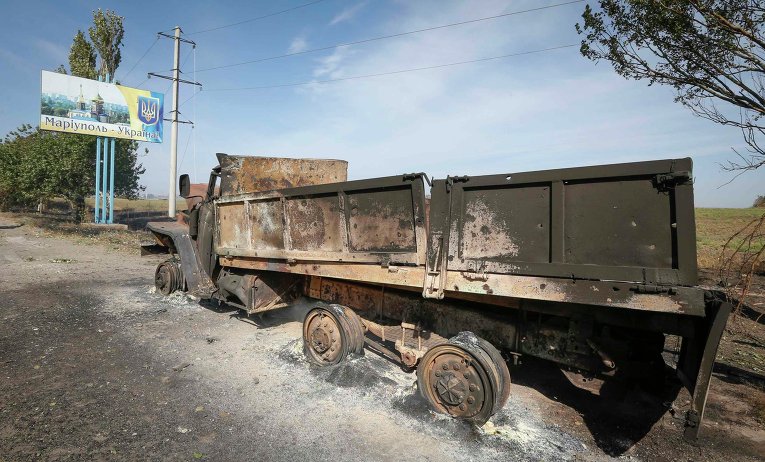 Разбитый грузовик близ Мариуполя