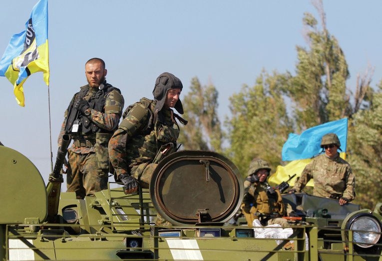 Солдаты батальона Азов близ Мариуполя