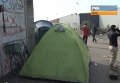 Мигранты разбили палаточные городки в Кале, ожидая отправки в Англию. Видео