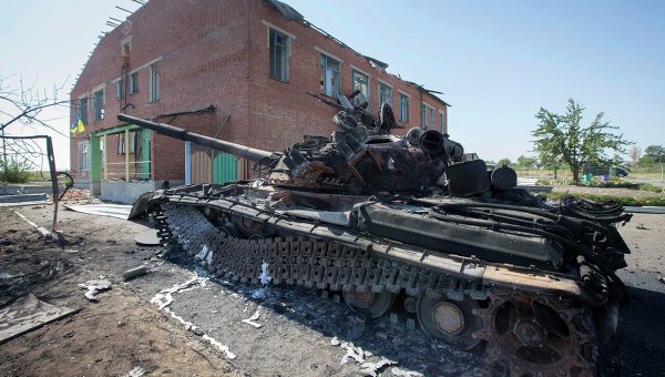 Разбитый украинский танк у здания детсада в Коминтерново