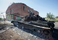 Разбитый украинский танк у здания детсада в Коминтерново
