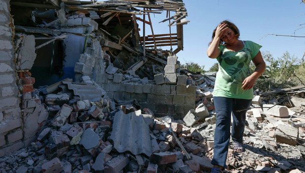 Местная жительница на развалинах дома в Коминтерново
