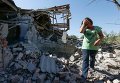 Местная жительница на развалинах дома в Коминтерново