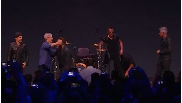 Группа U2 на презентации Apple. Скриншот онлайн-трансляции