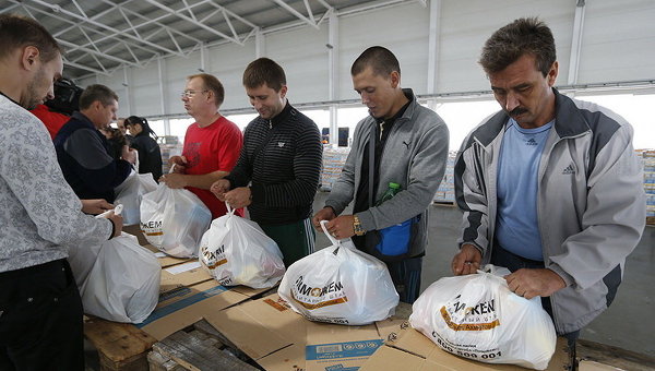 Волонтеры фасуют пакеты с гуманитарной помощью. Архивное фото