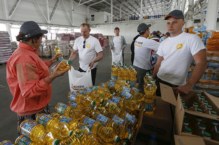 Волонтеры фасуют пакеты с гуманитарной помощью для беженцев из Донецкой области