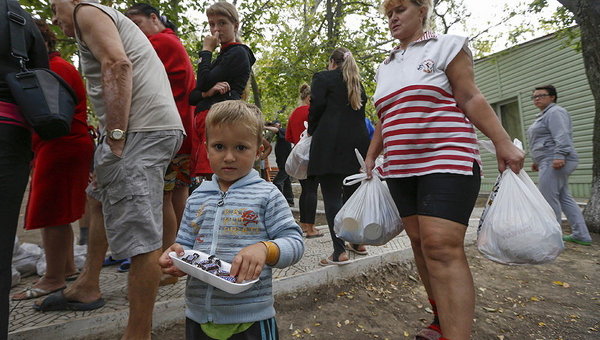 Украинские беженцы из Донецкой области получают продукты в качестве гуманитарной помощи