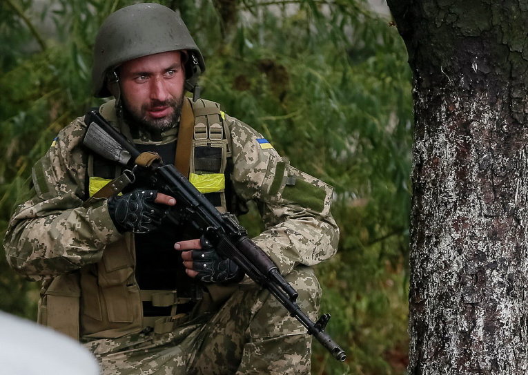 Украинский солдат близ КПП у Дебальцево