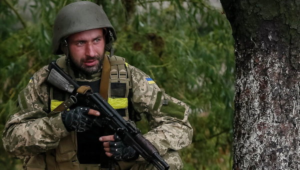 Украинский солдат близ КПП у Дебальцево