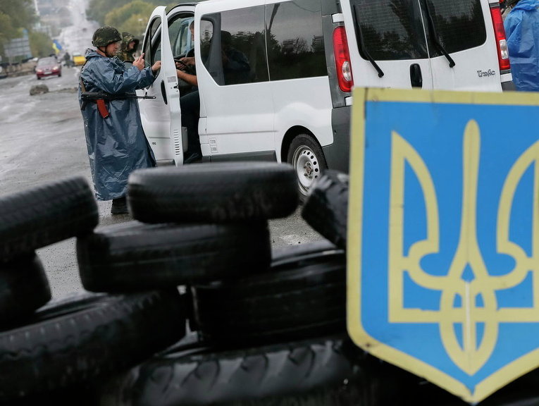 Люди возвращаются в Луганск на машинах через КПП в Дебальцево