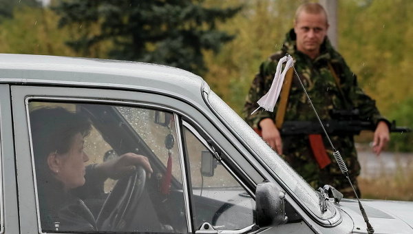 Люди возвращаются в Луганск на машинах через КПП
