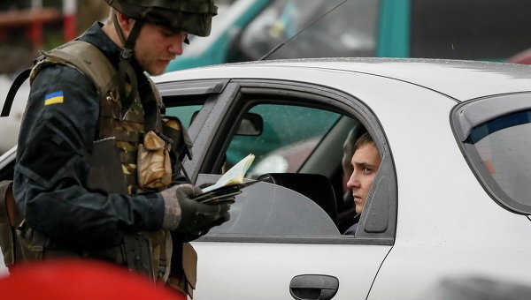 Люди возвращаются в Луганск на машинах через КПП в Дебальцево