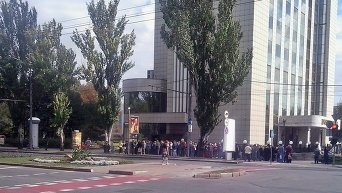 Очередь к банкомату в Донецке. Архивное фото