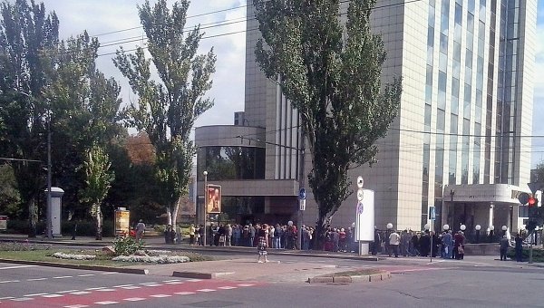 Очередь к банкомату в Донецке