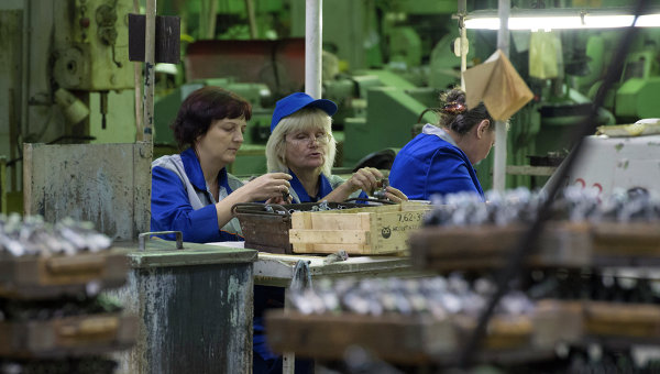 Работницы в цехе на предприятии Концерн Калашников в РФ