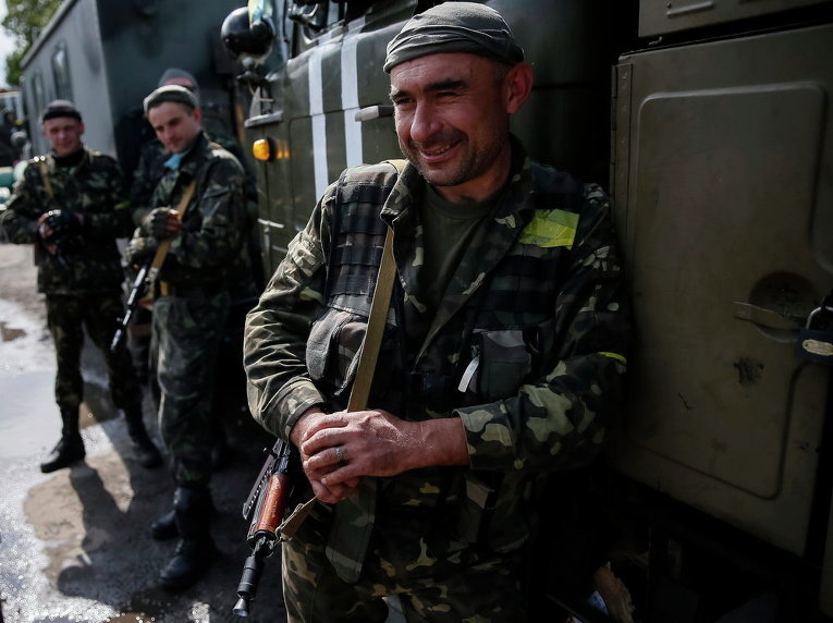 Украинские солдаты и местные жители в Волновахе