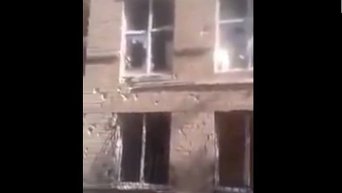 В Донецке под обстрел попал жилой квартал. Видео