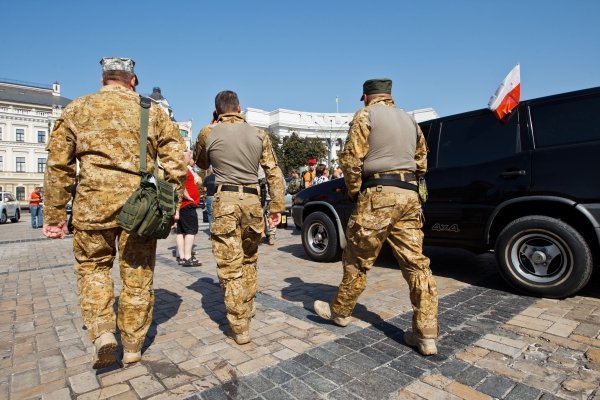 Польские активисты передали гуманитарный груз украинским военным на Михайловской площади в Киеве