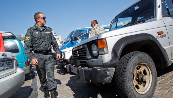 Польские активисты передали гуманитарный груз украинским военным на Михайловской площади в Киеве