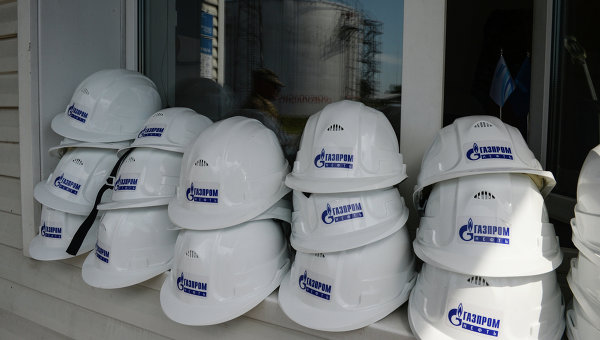 Каски на нефтебазе компании Газпром нефть. Архивное фото