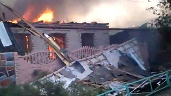 Горят дома после обстрела недалеко от аэропорта Донецка. Видео