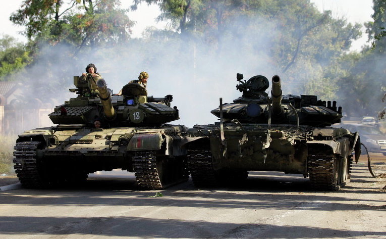 Ополченцы на танке в Луганске
