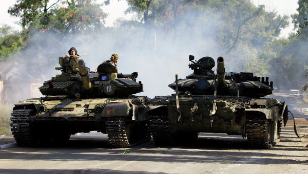 Ополченцы на танке в Луганске. Архивное фото